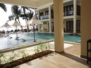 Bazén v ubytování Sapphire Seas Beachfront Hotel nebo v jeho okolí