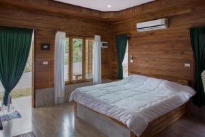 The Nanda Resort tesisinde bir odada yatak veya yataklar