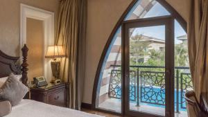 Bazén v ubytování Zabeel Saray Royal Residences Lagoon Villa nebo v jeho okolí