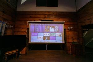 TV a/nebo společenská místnost v ubytování ログハウスせせらぎ
