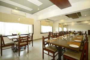 Restaurant o un lloc per menjar a CRIMSON PARK Shripriya-Nathdwara