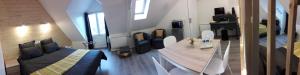Cette chambre comprend un lit et une table. dans l'établissement CHARMES EN VILLE Le Charme Authentique, à Montluçon