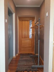 un corridoio con porta in legno e tappeto di Apartment by the sea (5 minute walk) a Tūja
