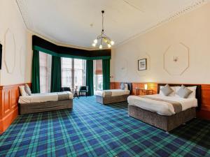 a hotel room with two beds and a couch at Lost Guest House Stirling in Stirling +46 photos
