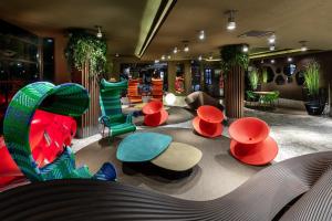 un vestíbulo con mesas y sillas coloridas en un edificio en Aguamar Apartamentos, Los Cristianos Downtown, en Los Cristianos