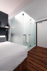 En eller flere senge i et værelse på A-STAY Antwerp
