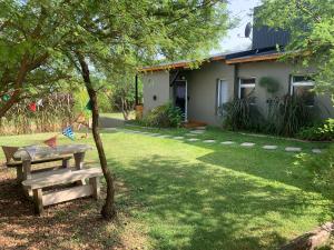 una mesa de picnic en el patio de una casa en Brisas Del Uruguay en Colón