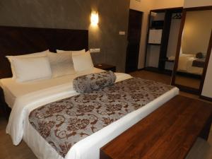 Postel nebo postele na pokoji v ubytování Sapphire Seas Beachfront Hotel