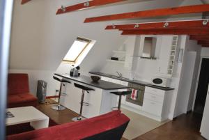 una cucina con bancone e tavolo in una stanza di Cotswold House Residence a Città del Capo