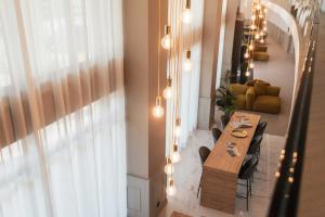 布拉Phi Hotel Cavalieri的用餐室配有桌椅和灯