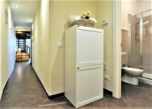 łazienka z toaletą i umywalką w obiekcie Charming Suite Cavour heart of Florence we Florencji +37 zdjęć