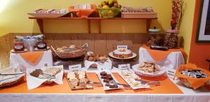 einen Tisch mit verschiedenen Arten von Lebensmitteln in der Unterkunft La Casita di Fuerte in Caleta de Fuste