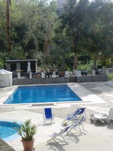basen z 2 krzesłami ogrodowymi i 2 krzesłami w obiekcie Gaiano Apt w Sorrento