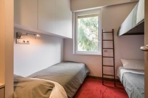 a bedroom with two bunk beds and a window at Argulls by Totiaran in Naut Aran