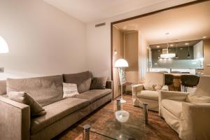 a living room with a couch and a table at Argulls by Totiaran in Naut Aran