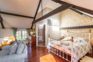 ブリッドポートにあるThe Apple Loftの部屋にベッドとソファがある寝室