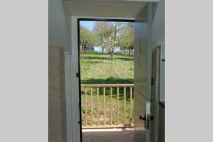 ブリッドポートにあるThe Apple Loftの公園の景色を望むバルコニーへの開放ドア +3枚の写真