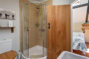 ブリッドポートにあるThe Apple Loftのバスルーム(シャワー、洗面台、トイレ付)