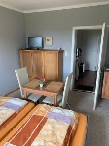 a room with a table and a room with two beds at Useinseldom in Katschow