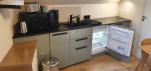 cocina con nevera abierta y microondas en Appartement Studio Chanoine, en Quimper