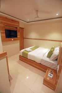 Hotel Al Madina palace tesisinde bir odada yatak veya yataklar