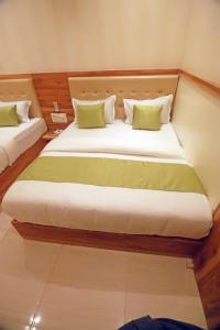 Postel nebo postele na pokoji v ubytování Hotel Al Madina palace