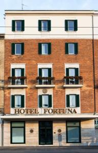 um sinal de hotel forkun no lado de um edifício em Hotel Fortuna em Ancona