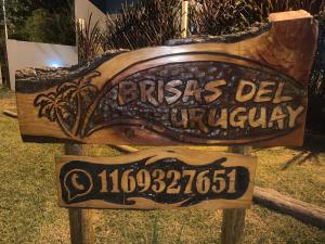 Znak z napisem "frisiazm deliry entropy" w obiekcie Brisas Del Uruguay w mieście Colón