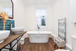 Modern Romantic Flat opposite York City Bar Walls