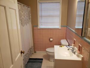 un bagno con un water e un lavandino di Heritage Inn BNB a Holly Springs Altre 31 foto