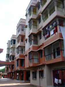 d'un grand bâtiment avec des balcons sur le côté. dans l'établissement Apartment Santana 5 with Lift, Balcony, AC, Water purifier and Garage, à Kolkata