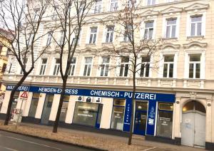 un bâtiment situé sur le côté d'une rue dans l'établissement ZEUS Design Apartments, à Vienne