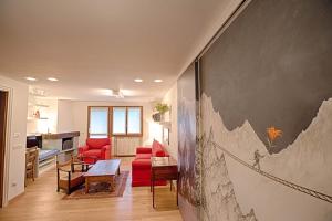 クールマイヨールにあるALTIDO Superb Apartments for 6 with Mountain View and Garden in Courmayeurの壁画のあるリビングルーム
