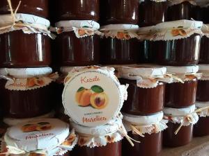 a display of chocolate cupcakes with peaches on them at Pension Kezele in Graberje Ivanićko