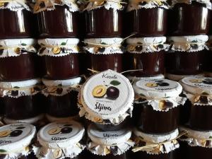 a display of chocolate cupcakes with fruit on them at Pension Kezele in Graberje Ivanićko