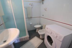 A bathroom at Giò Otranto holiday home for 6 people