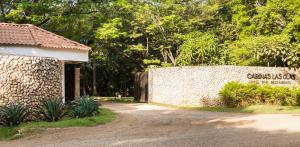 Aed väljaspool majutusasutust Cabinas Las Olas
