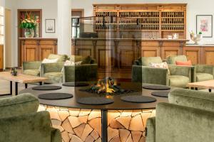 - un salon avec une table et des chaises dans l'établissement Hotel Obermaier, à Munich