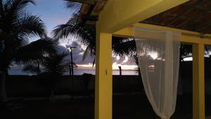 Cette chambre dispose d'une fenêtre offrant une vue sur l'océan. dans l'établissement Casa de Praia Ilhéus, à Ilhéus