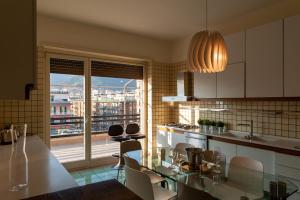 Кухня или мини-кухня в Mareluna Penthouse - Luxury Suites
