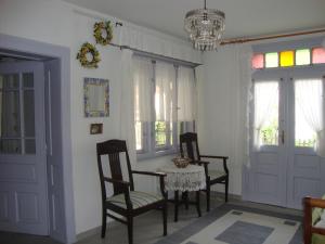 a dining room with a table and chairs and a chandelier at Ferienhaus Somloi Sellö in Somlószőlős