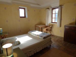 Ένα ή περισσότερα κρεβάτια σε δωμάτιο στο Le Relais des Baronnies