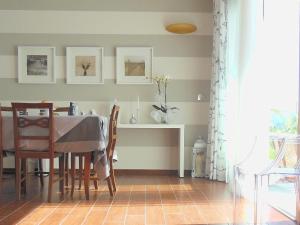 uma sala de jantar com mesa e cadeiras em I Perticali em Carrù