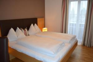 Łóżko lub łóżka w pokoju w obiekcie Hotel Gasthof Tirolerwirt