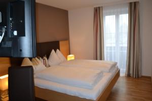 Łóżko lub łóżka w pokoju w obiekcie Hotel Gasthof Tirolerwirt