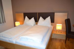 Łóżko lub łóżka w pokoju w obiekcie Hotel Gasthof Tirolerwirt