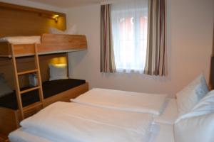 Łóżko lub łóżka w pokoju w obiekcie Hotel Gasthof Tirolerwirt