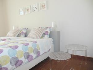 CarrùにあるI Perticaliのベッドルーム1室(ベッド1台、サイドテーブル付)