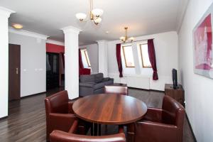 a living room with a table and chairs at Apartamenty Wratislavia in Wrocław