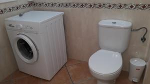 ロザスにあるBellavistaのバスルーム(白いトイレ、洗濯機付)